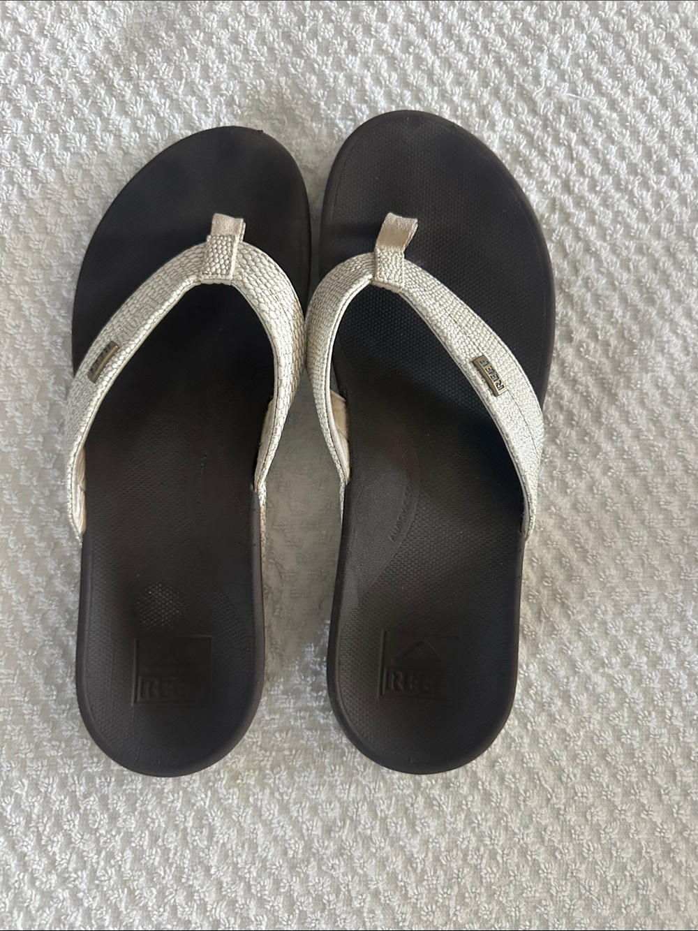 Reef Women's Metallic Silver Strap Thong Sandals with Black Footbed